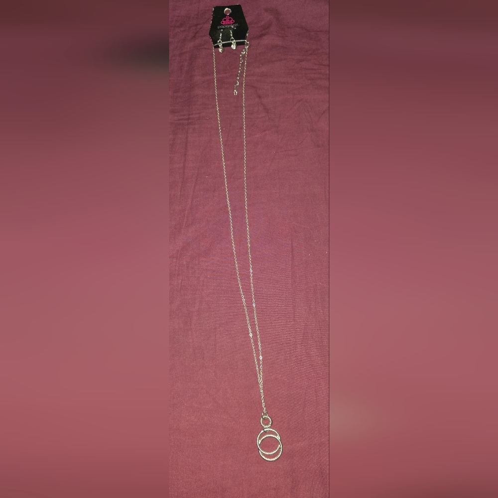 Elegant Silver Necklace with Interlocking Circles